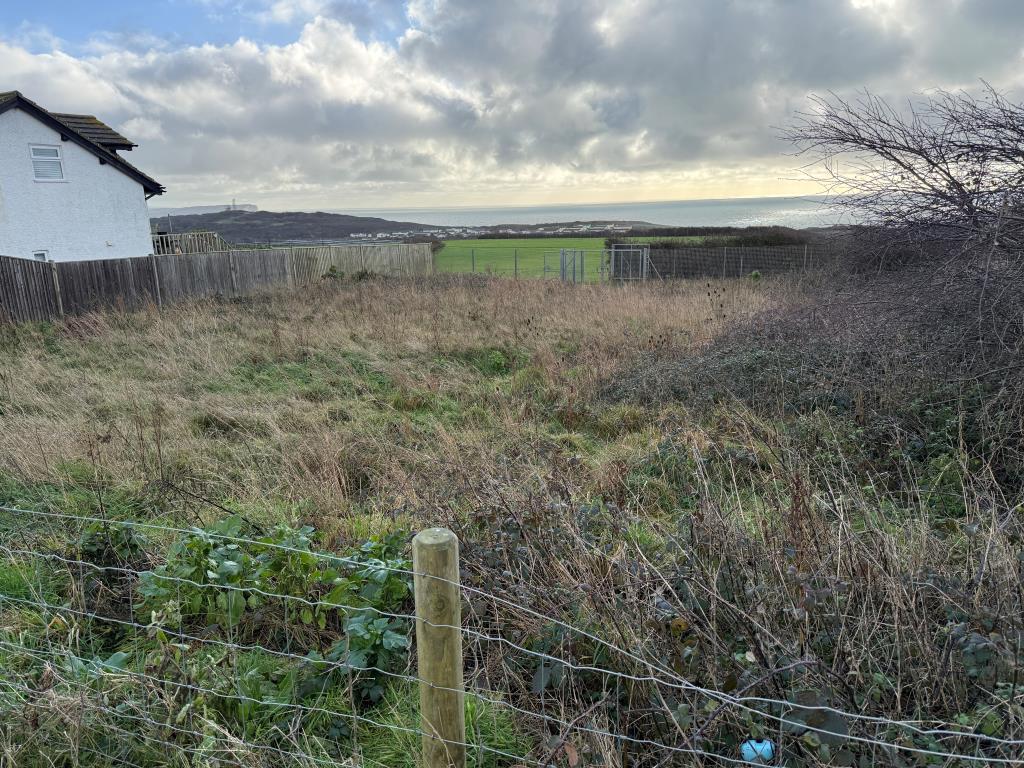 Lot: 62 - DETACHED HOUSE WITH SEA VIEWS PLUS ADJOINING LAND WITH PLANNING - Land with planning and sea views